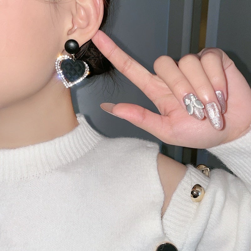Linda | Black Gold Hearted Shape Earring