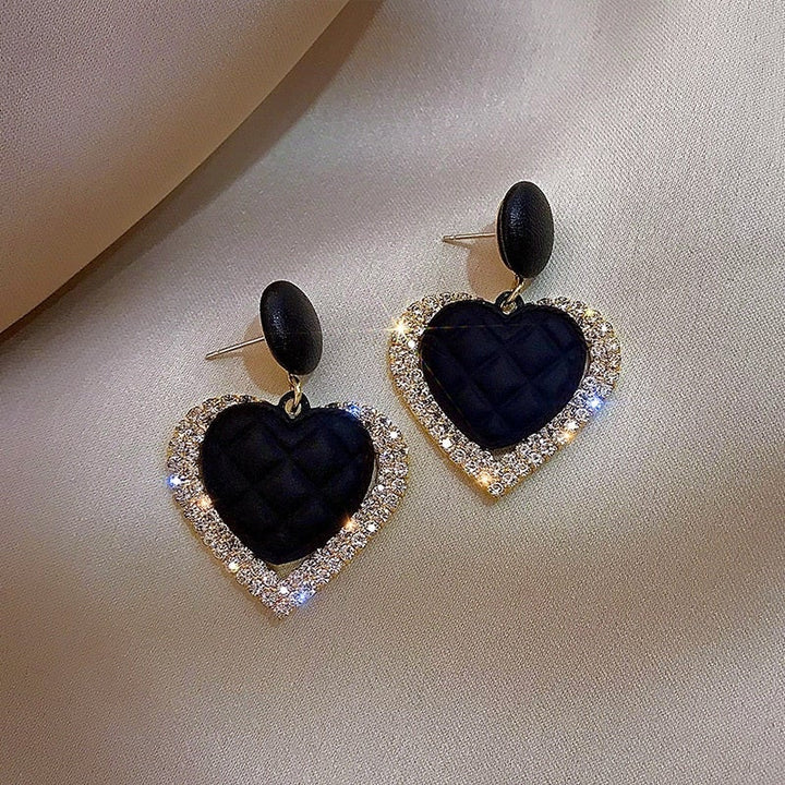 Linda | Black Gold Hearted Shape Earring