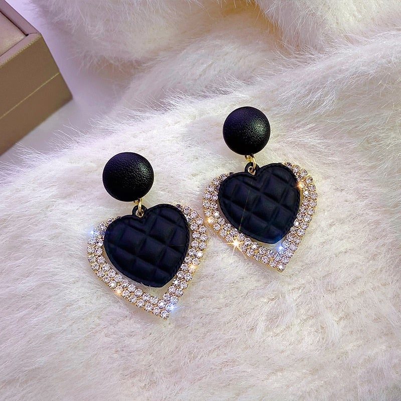 Linda | Black Gold Hearted Shape Earring