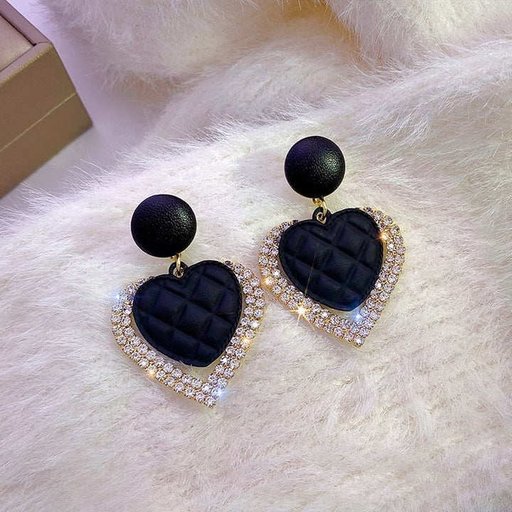 Linda | Black Gold Hearted Shape Earring